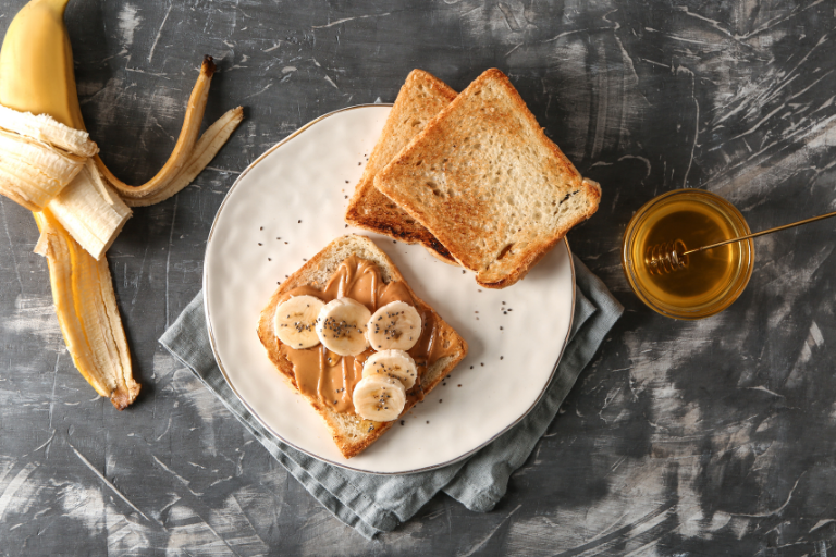 Toast z arašidovim maslom in banano 🥜 🍌